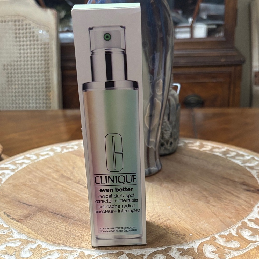 Clinique Even Better Serum - Silver and White